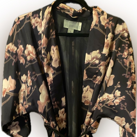H&M - cherry blossom kimono - Picture 2 of 5